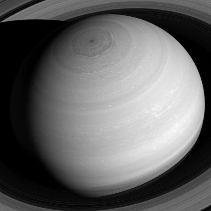 Un bellissimo scatto della sonda Cassini mostra Saturno in tutta la sua imponenza: gli anelli, l'esagono, l'ombra proiettata sugli anelli.  