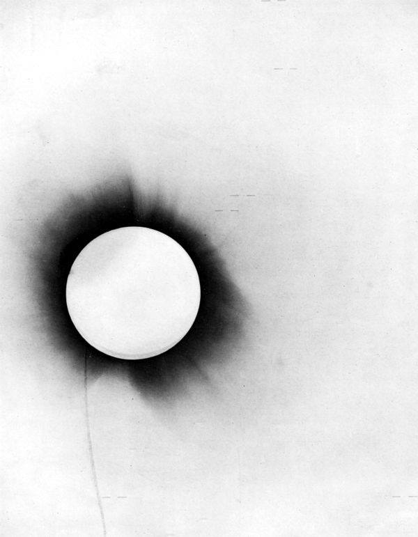 Questa lastra fotografica ha una enorme rilevanza per la storia della fisica. Risale infatti al 1919 e fotografa il Sole durante un'eclissi totale: fu grazie a questa che Sir Eddington aiutò Albert Einstein a provare la sua teoria della Relatività Generale. Essa prevede infatti che la massa curvi lo spaziotempo e quindi la traiettoria dei raggi luminosi, che risulteranno quindi deviati come attraverso una lente (lensing gravitazionale) e tramite questa lastra fotografica si è provato proprio che stelle lontane sembravano trovarsi in una posizione diversa al momento del passaggio apparente vicino al bordo del Sole. Un'eclissi rappresenta il momento ideale per osservare questo fenomeno poiché si riduce di moltissimo la luminosità solare che ci arriva permettendo così l'osservazione di oggetti molto meno luminosi, come le stelle lontane. 