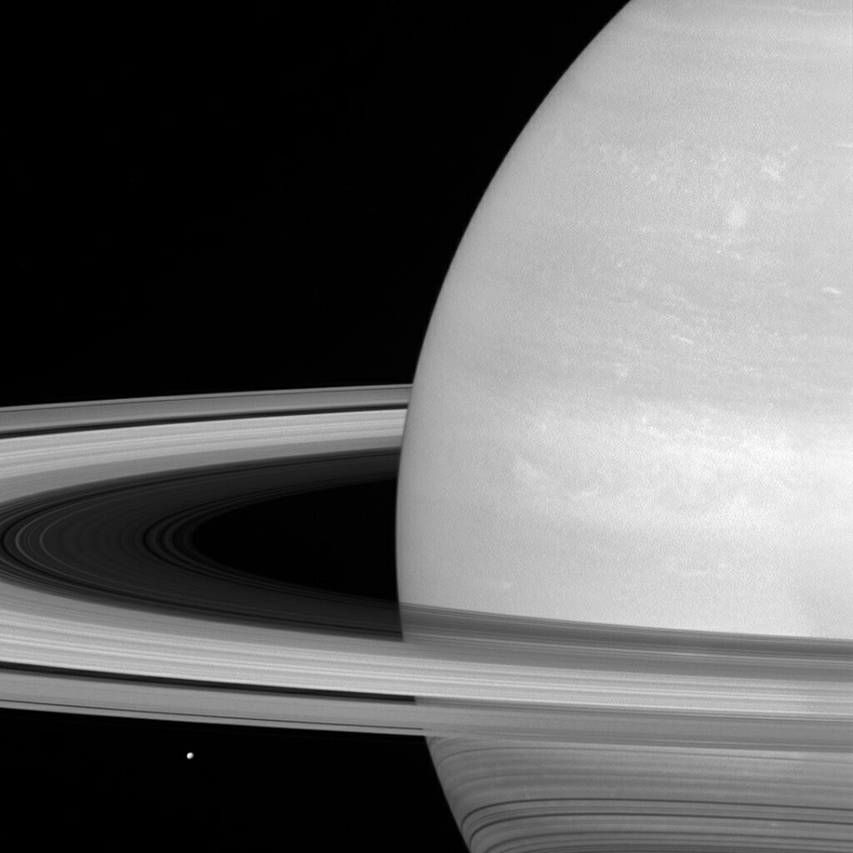 La piccola Luna Mimas sotto agli anelli di Saturno, fotografata dalla sonda Cassini. 