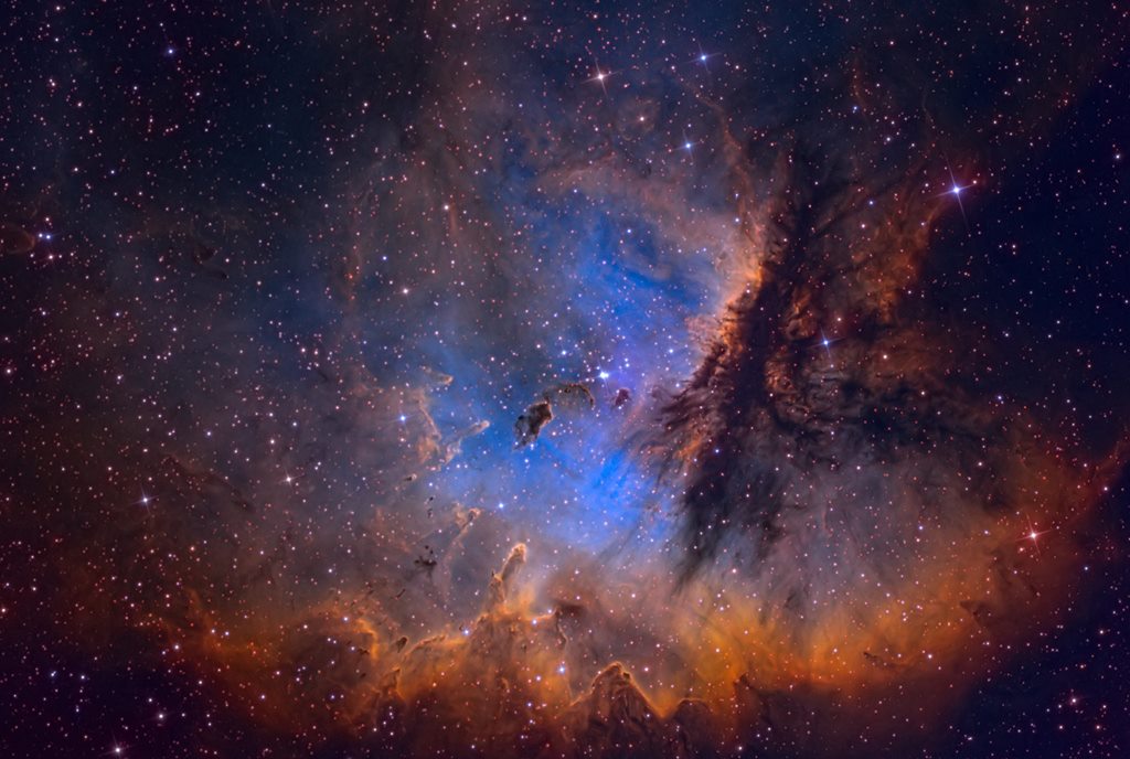 NGC 281 ospita al suo interno l'ammasso stellare aperto IC 1590. Le forme osservabili nella nube sono legate all'azione dei venti stellari provenienti da questo ammasso sulla polvere della nebulosa. Le strutture di polvere possono, se sopravvivono abbastanza a lungo, ospitare la formazione di nuove stelle, in quanto intrappolano la radiazione creando un ambiente denso ed opaco in cui la temperatura aumenta. La nebulosa è nota anche come Nebulosa Pacman, perché ricorda la forma del famoso videogioco, e si trova a circa 10.000 anni luce di distanza da noi nella costellazione di Cassiopea. Di più su Cassiopea: https://www.cronachedalsilenzio.it/2016/05/24/viaggio-nella-costellazione-di-cassiopea/ Fonte: Astronomy Picture of the Day (APOD)