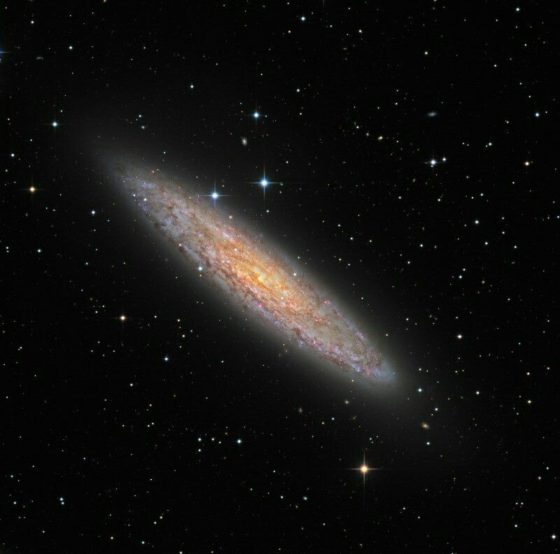 NGC 253, nota anche come Galassia Dollaro d'Argento o Galassia dello Scultore è una galassia a spirale situata nella costellazione dello Scultore a 10 milioni di anni luce di distanza da noi. Si tratta della galassia in assoluto più luminosa dei nostri cieli, ma anche di una di quelle più ricche di polveri. Ma i record non finiscono qui: essa è infatti anche la più grande delle 70 galassie che costituiscono il Gruppo dello Scultore, il più vicino dei gruppi galattici vicini al nostro Gruppo Locale. Fonte: NASA