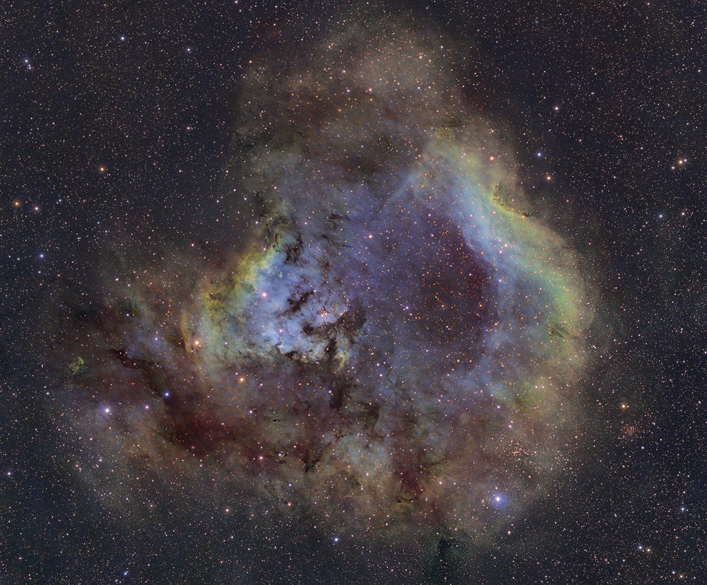 NGC 7822, situata a 3000 anni luce di distanza nella costellazione di Cefeo è una regione di formazione stellare. Le emissioni dell'ossigeno atomico, dell'idrogeno a zolfo sono mostrate in blu, verde e rosso rispettivamente. L'energia per l'emissione atomica è fornita dalle stelle centrali. Fonte: Astronomy Picture of the Day (APOD)