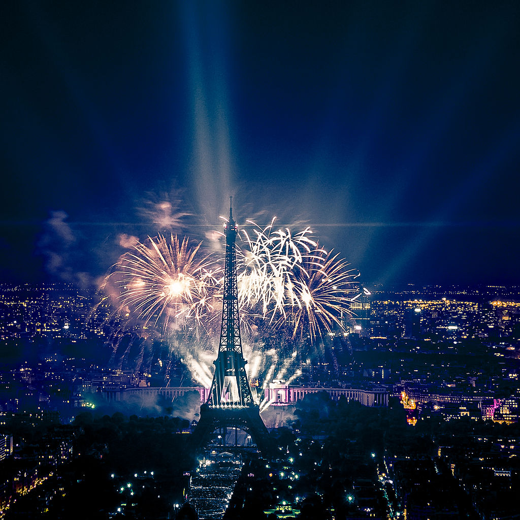 Fireworks_on_Eiffel_Tower_49.jpg